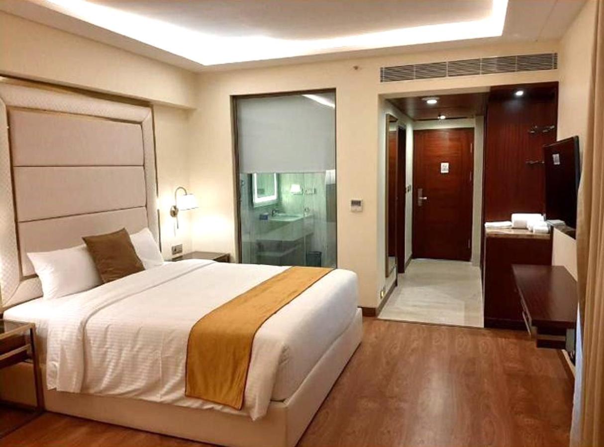 Kay-Em Spectra Hotel Csennai Kültér fotó